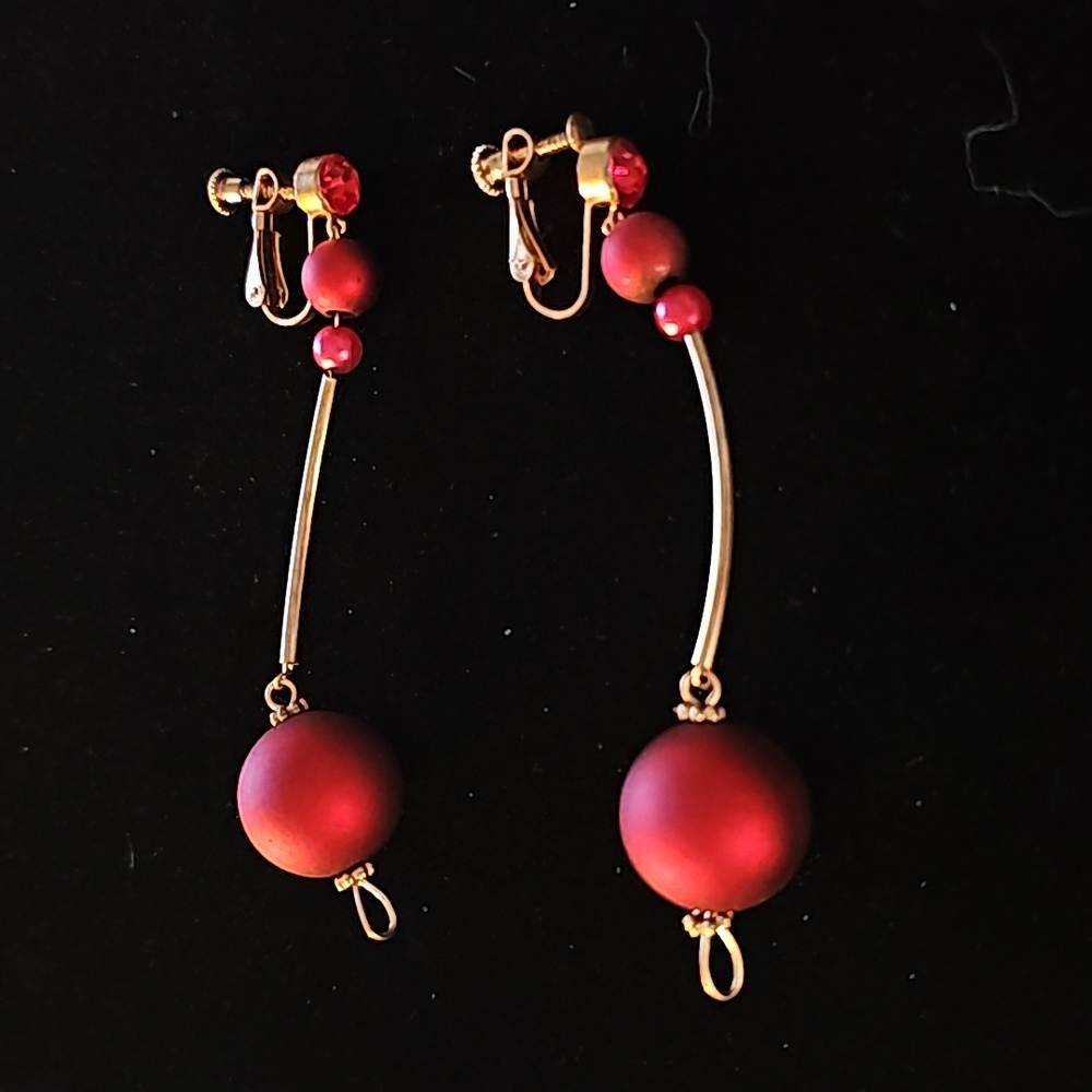 Vintage Red Satin and Gold Screw On Earrings🍀19